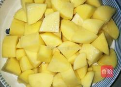 猪蹄焖土豆的做法图解2