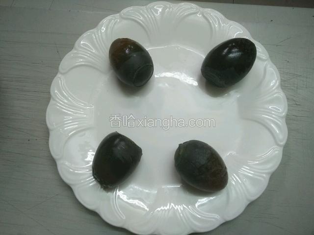 将皮蛋上屉蒸熟,去皮。