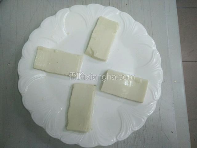 将内脂豆腐切成长方型,摆入盘中。