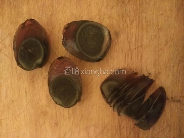将四个皮蛋一分为二,四个半部摆入盘中做鱼身。另四半将皮蛋横切,切成小片做鱼尾。