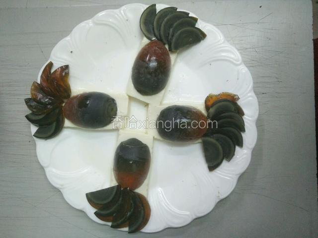 摆放在豆腐上面如图。