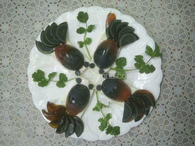 四周放香菜点缀,将多余的皮蛋做成圆型,做鱼的眼晴。