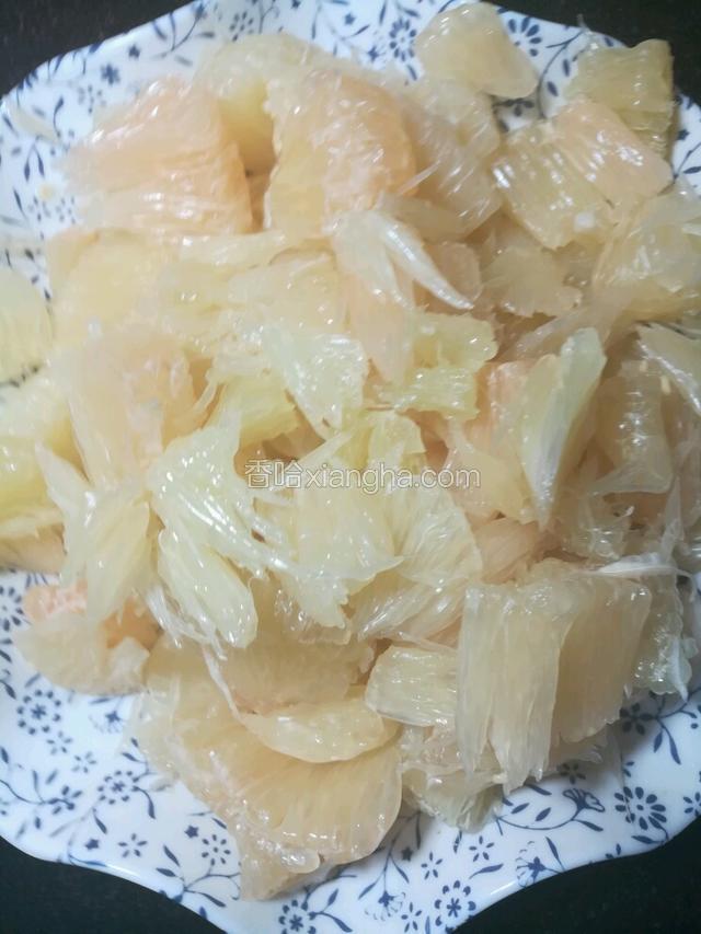 柚子切开，把柚子肉弄出来，瓤皮撕干净。
