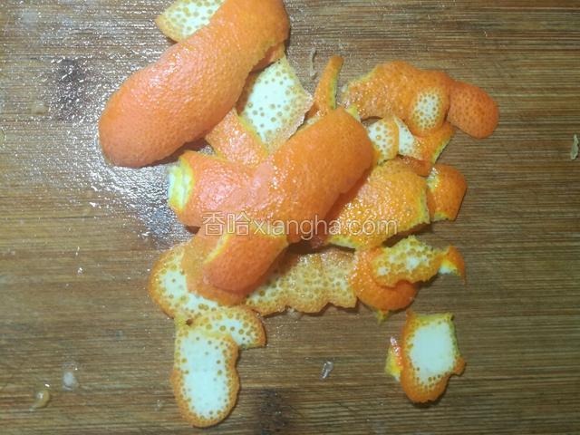 我还削了一个脐橙皮。