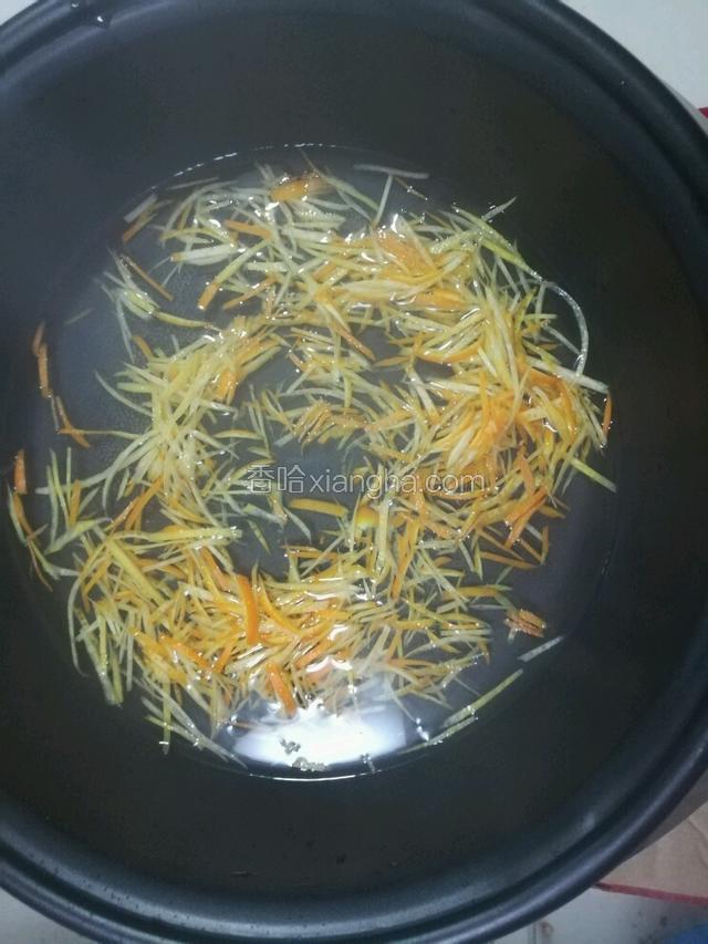 电火锅火力均匀又是不粘锅类型很适合熬蜂蜜柚子茶。电火锅加300ml水，倒入柚子皮和橙子皮煮滚。