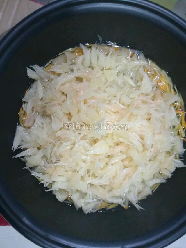 再加入柚子肉，开中高档火煮开。