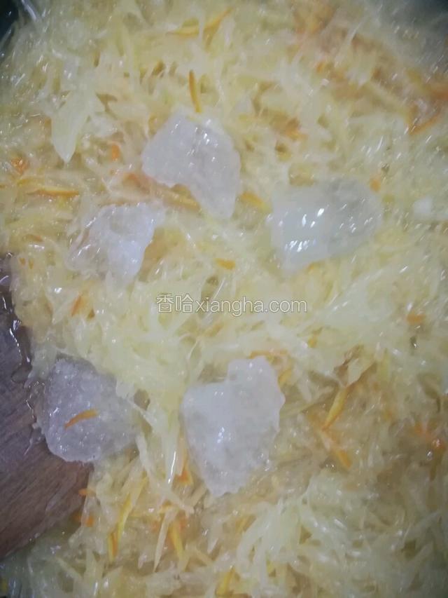 煮半小时左右，水明显变少，加一百克左右冰糖，继续煮。