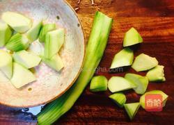 咸蛋丝瓜汤配法棍的做法图解1