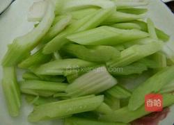 蒜香西芹的做法图解1