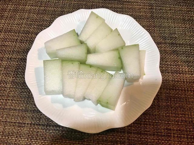 冬瓜去籽、去皮洗净切成厚块备用