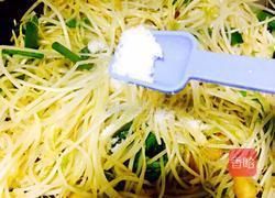 葱香花肉炒银芽的做法图解8