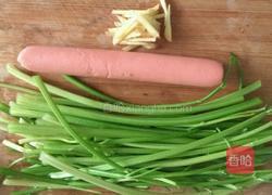 香肠炒香芹的做法图解1