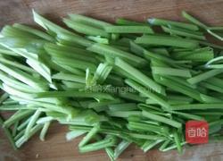 香肠炒香芹的做法图解2