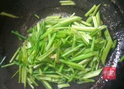 香肠炒香芹的做法图解5