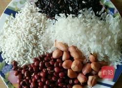 红豆花生黑米粥的做法图解1