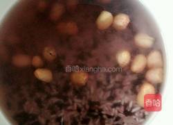 红豆花生黑米粥的做法图解3