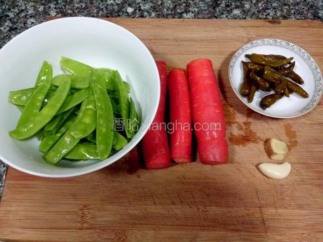准备好食材。蒲海椒也可以用小米辣，青红椒或干辣椒段代替。但炒出来味道是不同的。