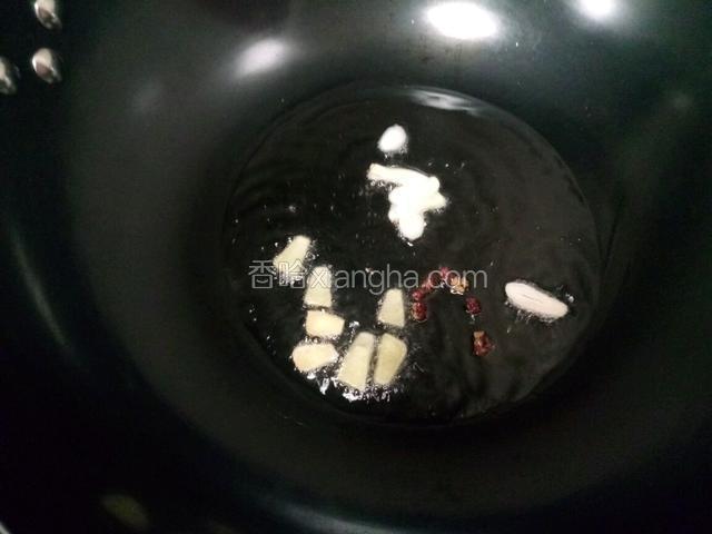 锅中放油下花椒炸香，再放入姜蒜爆香。