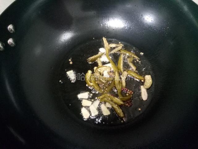下入蒲海椒，炒出辣香味。