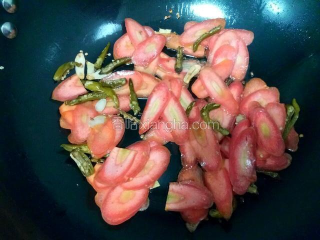 先放入胡萝卜炒熟，这个过程中可能要加一点水。