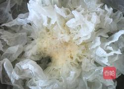 银耳莲子百合粥的做法图解1