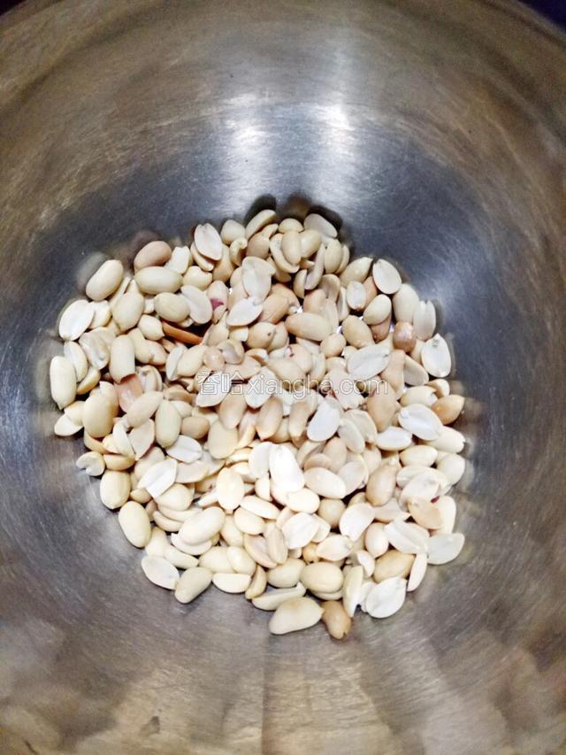 用手搓去外皮。
