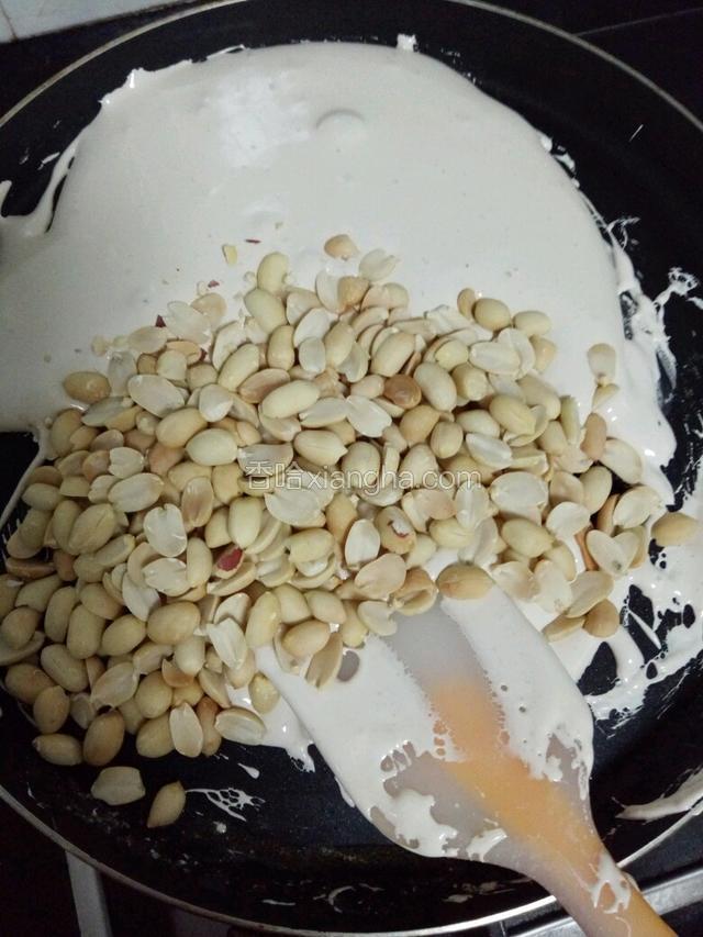 倒入花生继续搅拌……再倒入奶粉离火搅拌均匀即可。