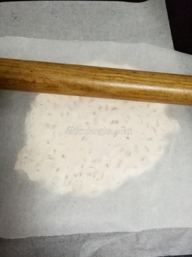 表面再铺上另外一张油脂纸，用擀面杖轻轻推压成厚度为8毫米左右的面饼，再放入冰箱冷藏30分钟到左右。