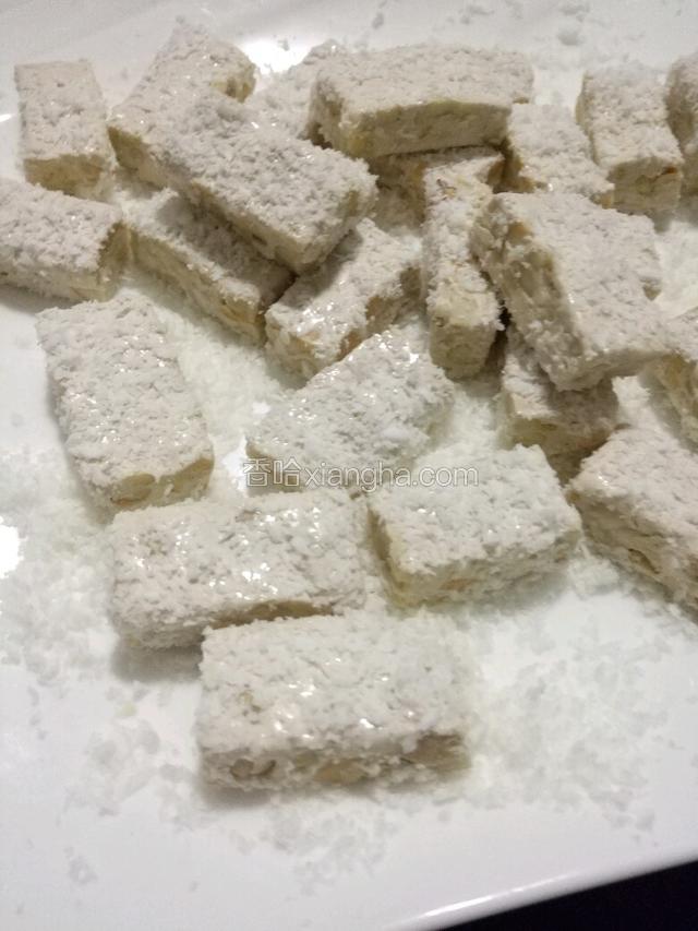 切好以后加入椰蓉包裹……味道不错呢。
