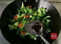 胡萝卜炒西兰花的做法图解5
