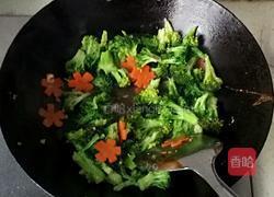 胡萝卜炒西兰花的做法图解6