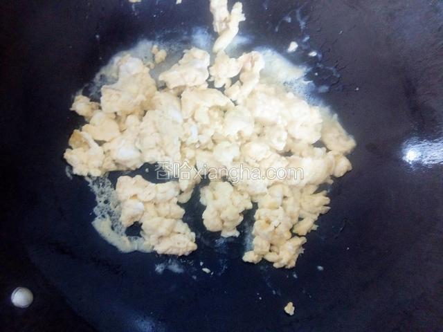 锅里烧热后，倒入适量的油，再把鸡蛋液倒入锅中。等到两面有点凝固时，快速搅散，并翻炒均匀，装盘备用。