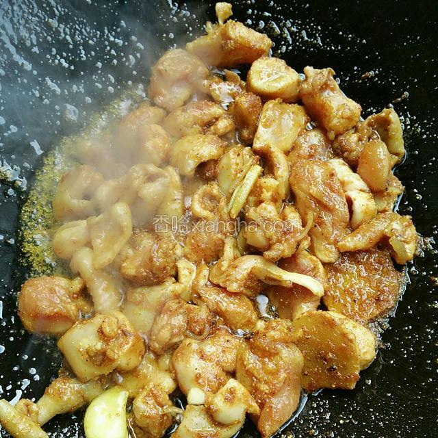 倒入鸡块，炒至鸡肉变色