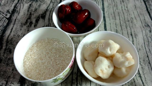 准备食材，把马蹄洗净后去皮，把红枣洗净。