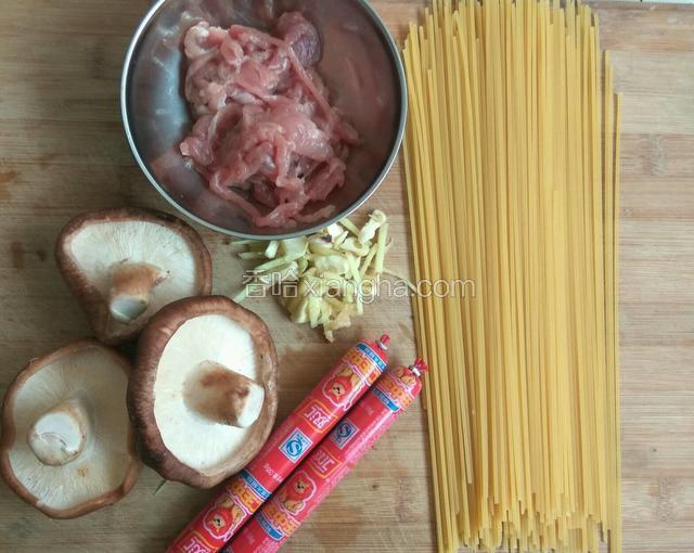 用料备齐。姜蒜切好。香菇洗净。