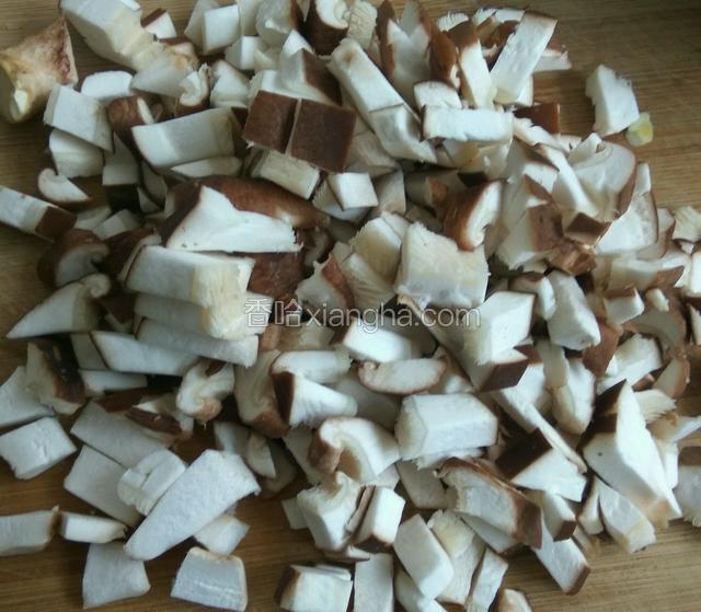 趁着煮意面的时间，香菇切小丁。