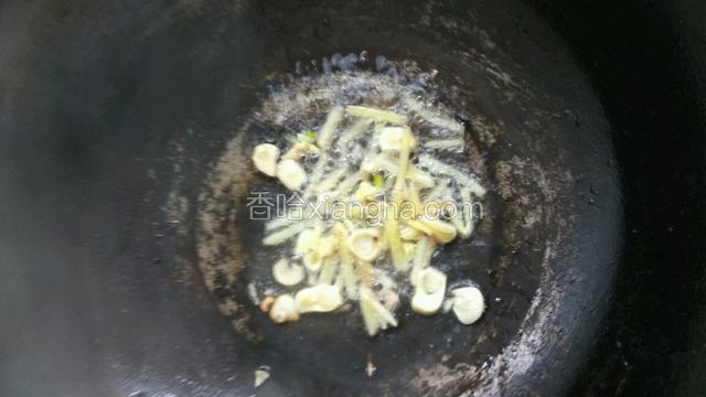 炒锅开火，放入适量油，热后放入姜蒜炒出香味。