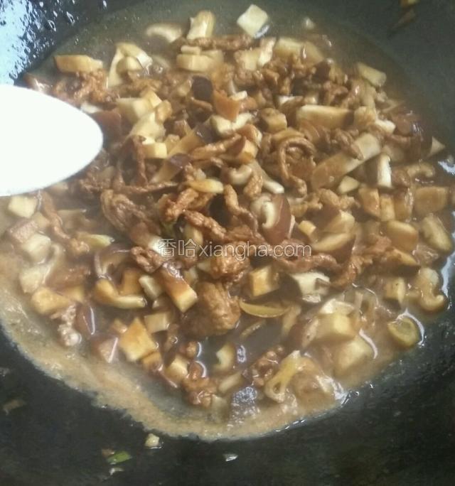 翻炒均匀后，放入适量水，沒过香菇肉丝即可。放入适量盐。拌匀后焖一会入味。