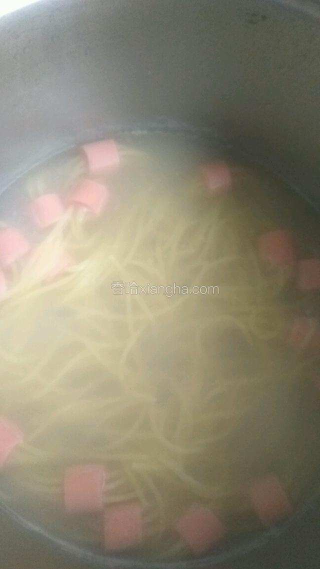 这边的意面也煮好了。看着时间，煮了九分钟。