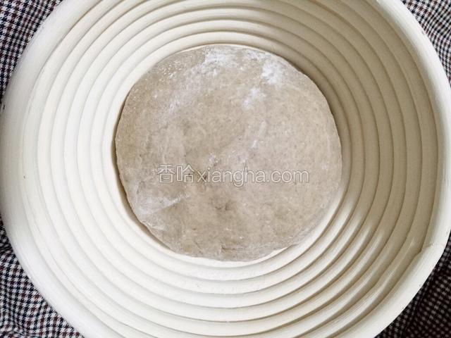撒高粉的光滑面扣倒在发酵篮中。进行第2次发酵……