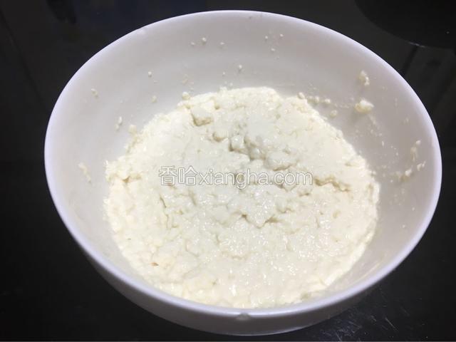 将嫩豆腐倒入碗中，用勺将其捣碎备用。