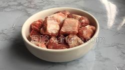 胡萝卜玉米排骨汤的做法图解1