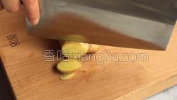 胡萝卜玉米排骨汤的做法图解2