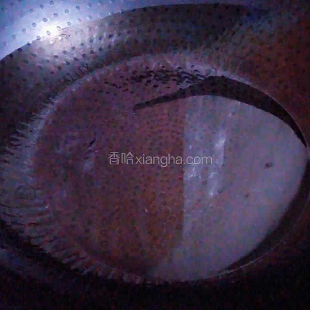 热锅加入3/4的食用油