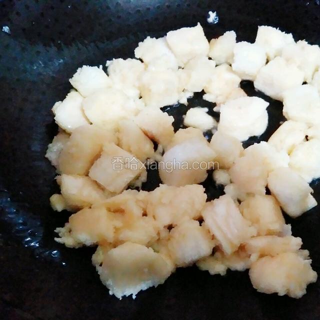 把馒头粒倒入锅里，小火煎制，煎好一面，翻另一面