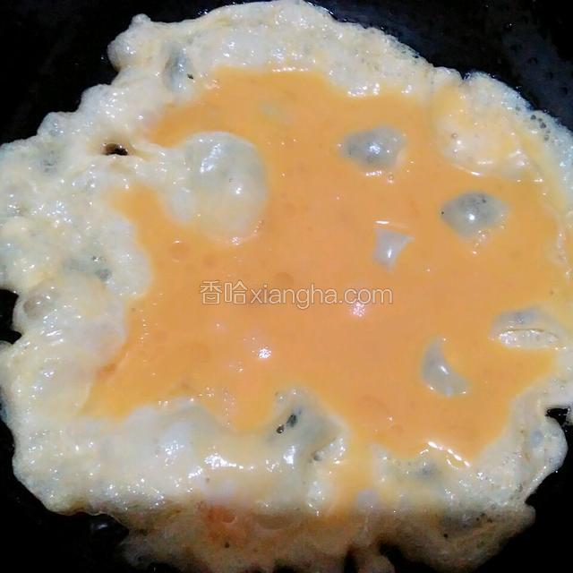 把剩下油倒入锅里，然后把蛋液倒进去，这个过程小火