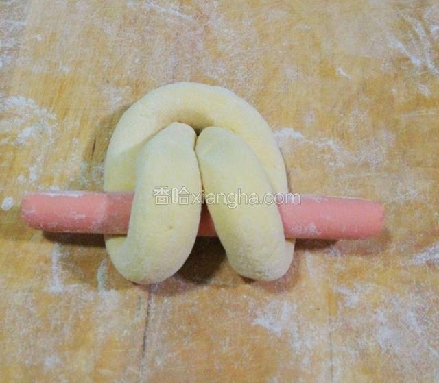 把两个头从中间空隙处掏过去。