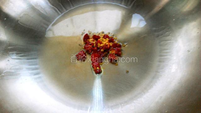 油热后放入干红辣椒煸炒出香
