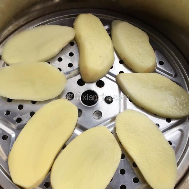 土豆去皮切片蒸熟。