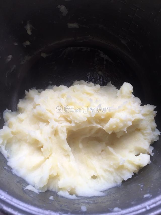 土豆趁热捣成土豆泥。